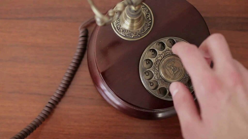 Un vieux téléphone pour communiquer