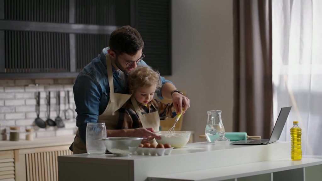un enfant et son papa font la cuisine