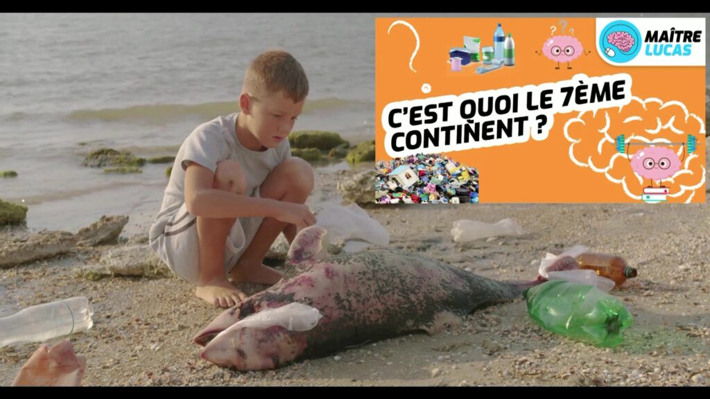 un enfant observe un poisson mort à cause de la pollution