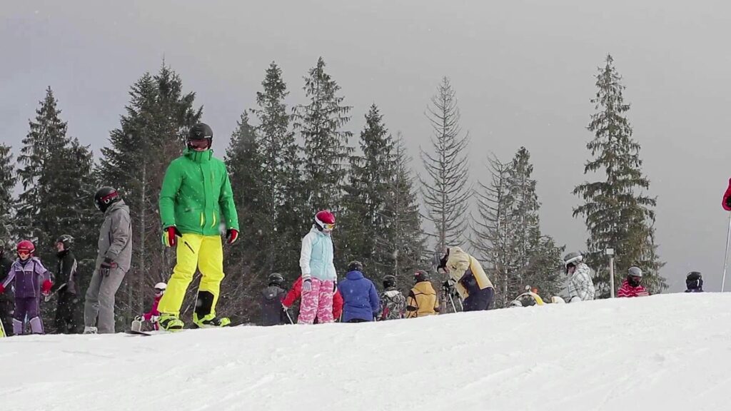 des touristes font du ski