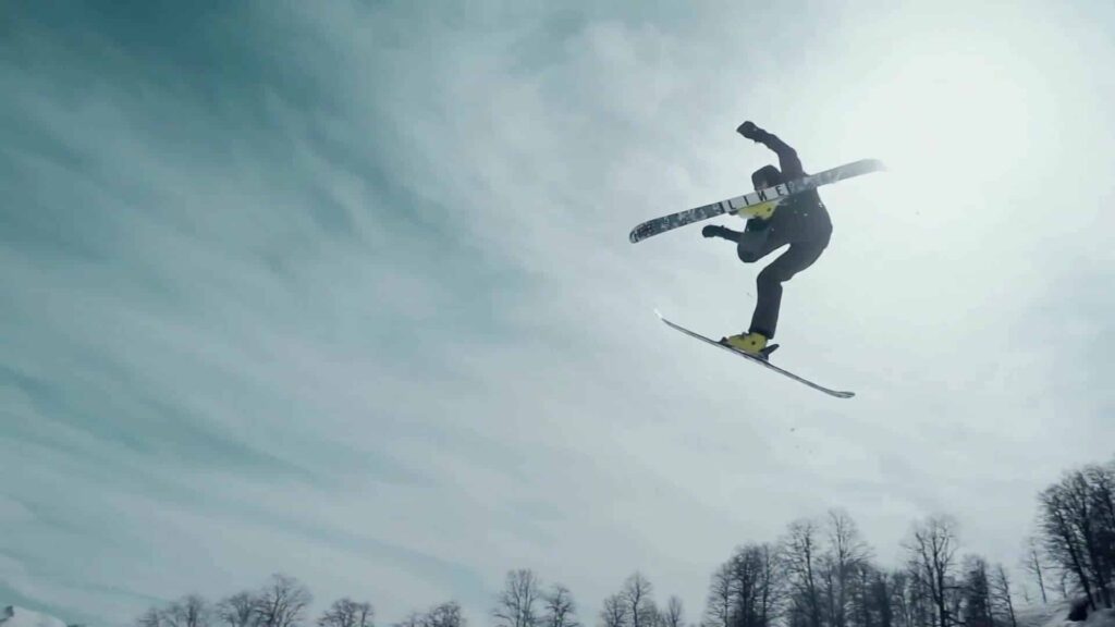 Un skieur fait une figure