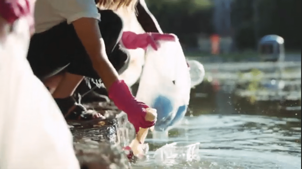 Des personnes nettoient la pollution au plastique dans les rivières