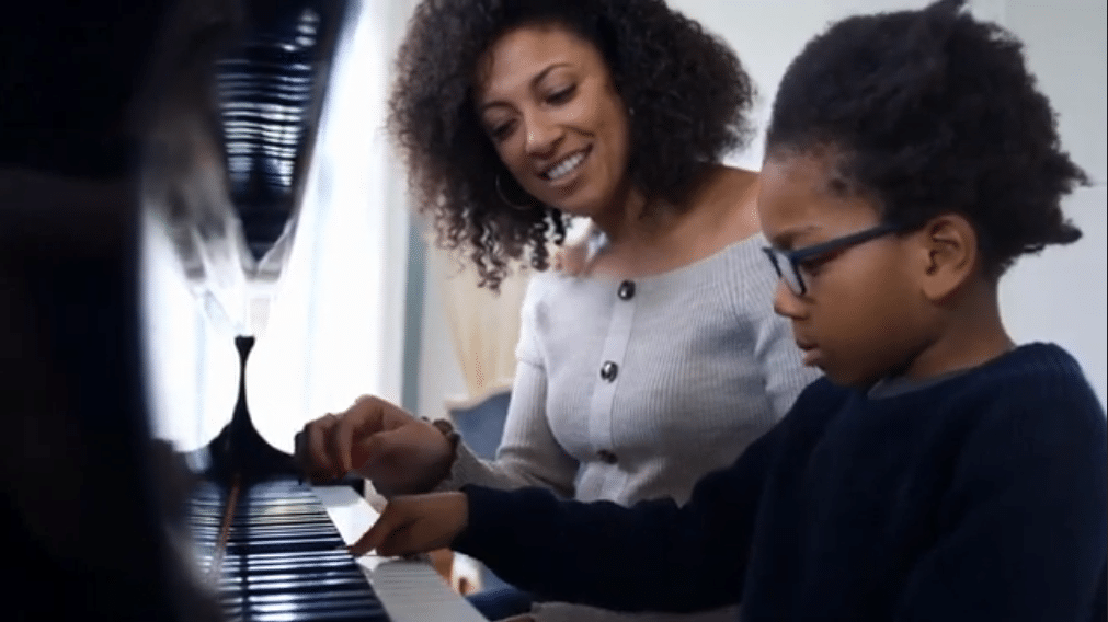 Un enfant apprend le piano
