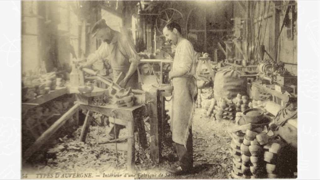 Des hommes fabriquent des objets à la main
