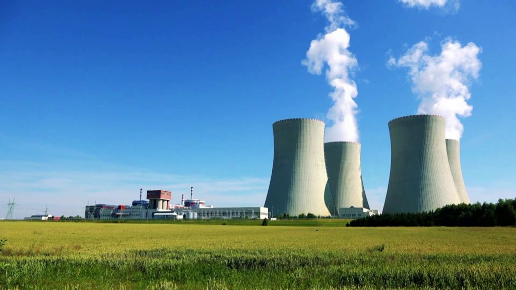 Une centrale nucléaire qui produit de l'électricité