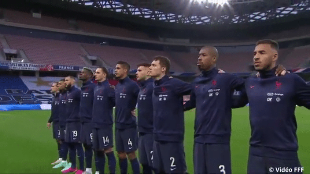 L'équipe de France chante l'hymne national