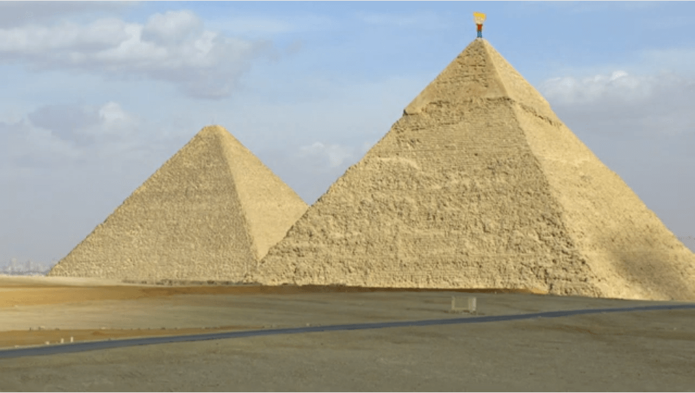 L'élève est sur une pyramide en égypte