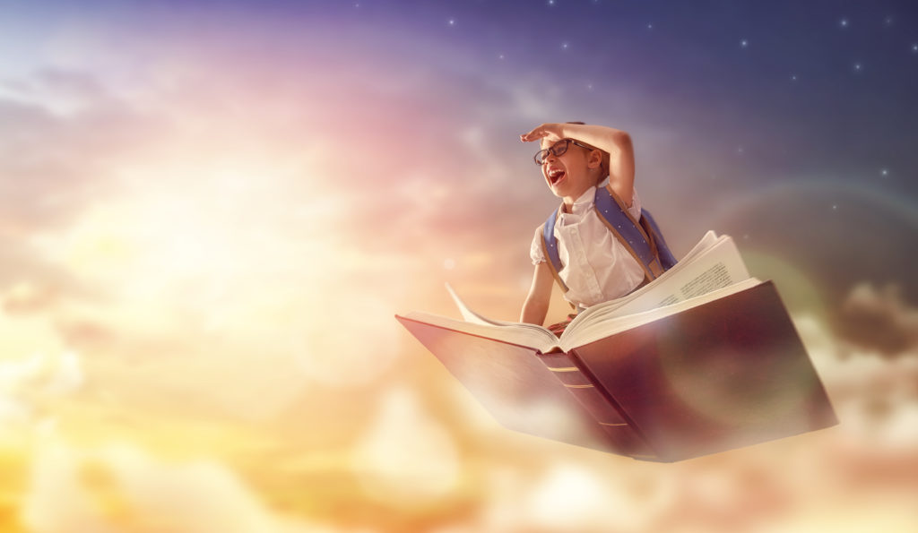 Un enfant vol sur un livre - Lecture au CP